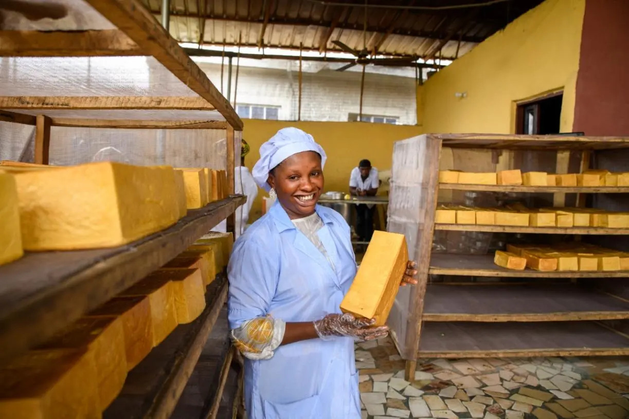 Premium AI Image  A baker in a bakery is making bread.