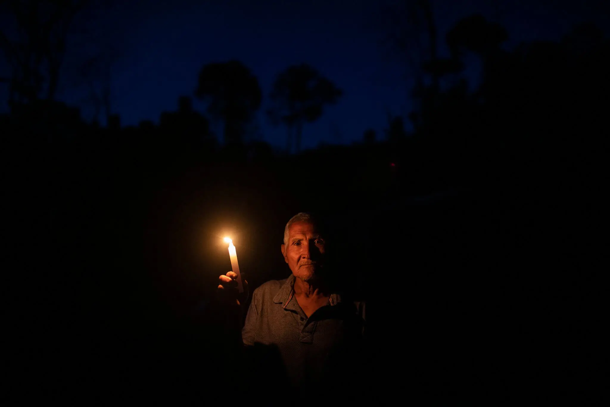 Lourenço Durães en su casa a orillas del río Jaci-Paraná, en julio