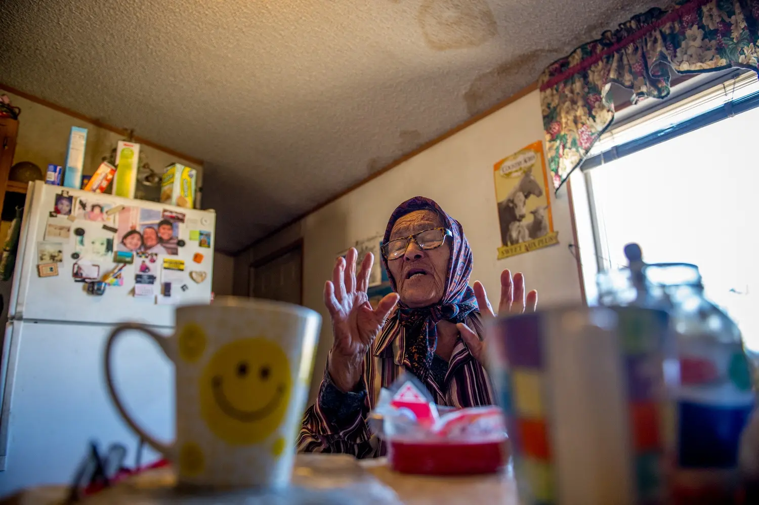 Helen Nez speaks at a kitchen table. Image by Mary F. Calvert. United States, 2020.