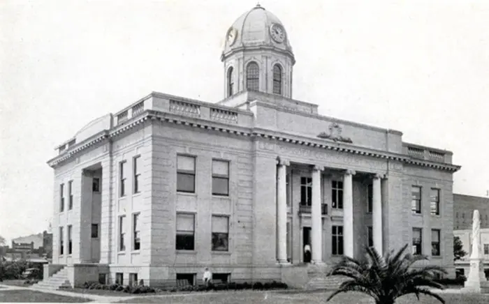 Historic photo of Gadsden County court house with confederate monument. 