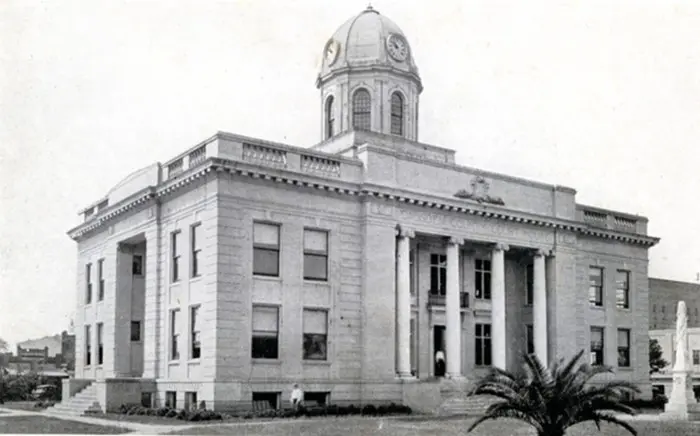 Historic photo of Gadsden County court house with confederate monument.