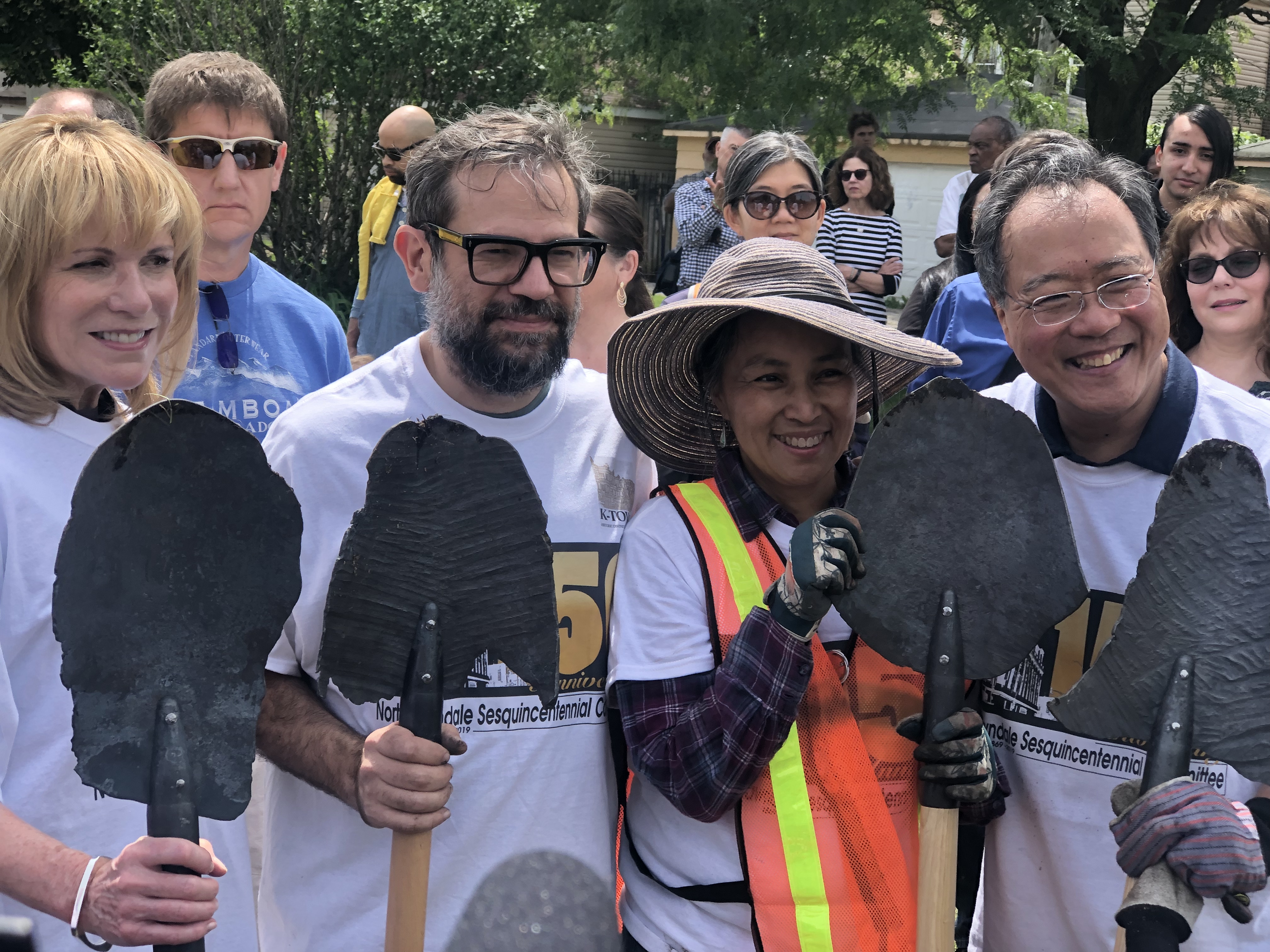 Artist Pedro Reyes and cellist Yo-Yo Ma prepare to plant trees with community members at North Lawndale's 150-year anniversary celebration, presenting Reyes' 2017 work "Palas por pistolas." Image by Terrance Patterson. United States, 2019. Artist Pedro Reyes and cellist Yo-Yo Ma prepare to plant trees with community members at North Lawndale's 150-year anniversary celebration, presenting Reyes' 2017 work "Palas por pistolas" (Guns into Shovels). Image by Terrance Patterson. United States, 2019.