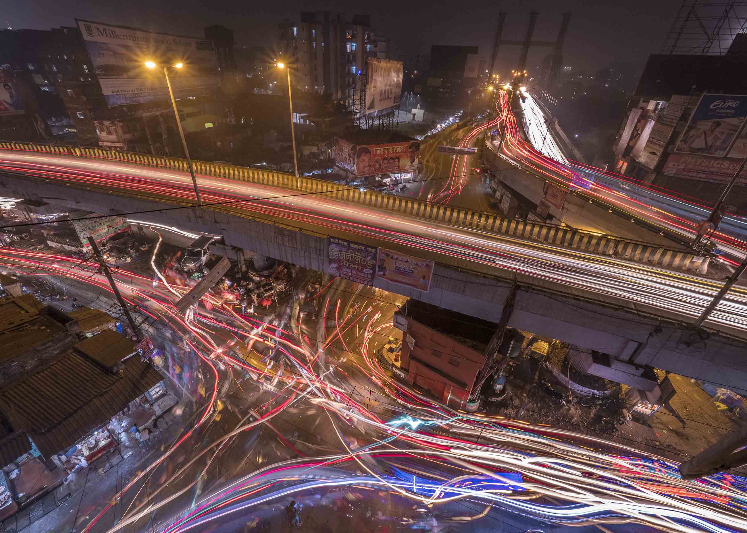 Even as the sun sets, the air in Patna’s most high-traffic neighborhoods remains thick and hard to breathe. Image by Larry C. Price. India, 2018. Even as the sun sets, the air in Patna’s most high-traffic neighborhoods remains thick and hard to breathe. Image by Larry C. Price. India, 2018.