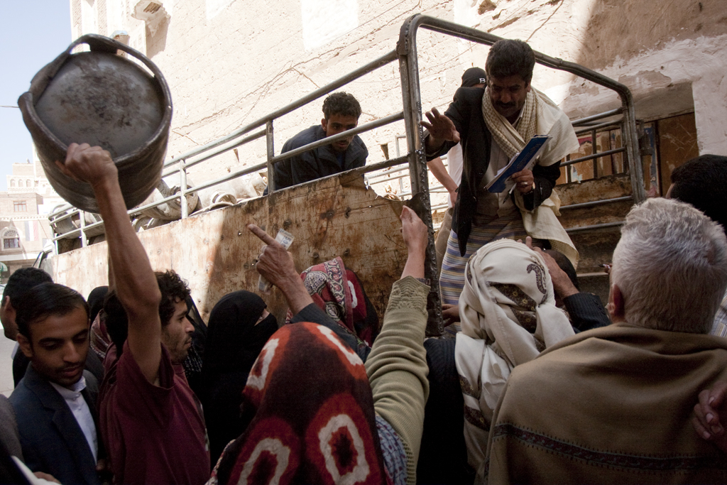 An angry crowd gathers around a truck delivering cooking gas in Sanaa, Yemen’s capital, on Feb. 23, 2010. A cooking gas shortage that has lasted for weeks, has residents indignant over the government’s inability to provide service. Image by Paul Stephens. Yemen, 2010. Media file: yemen_stephens.jpg